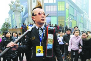 最潮乞丐坐飞机全国行乞 盘点各地最潮乞丐