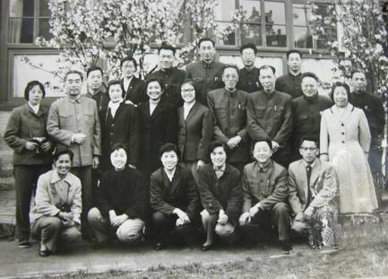周恩来与<em>女演员</em>的罕见合影 16岁<em>男扮女</em>装演话