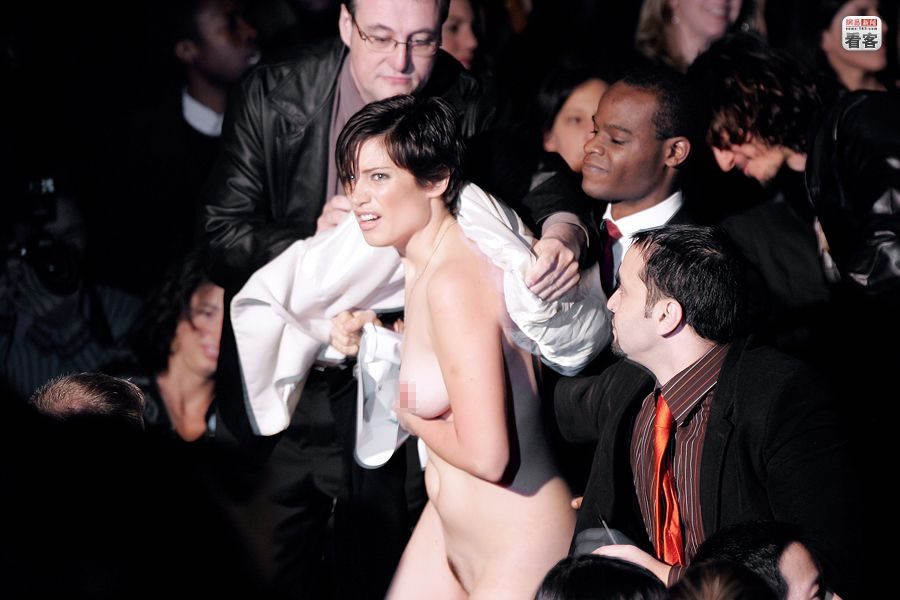 的 大胆 行为艺术