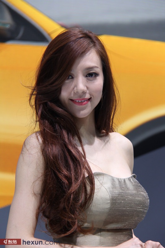 成熟<em>萝莉爆乳</em>与豪车大PK 性感喜人-汽车频道-