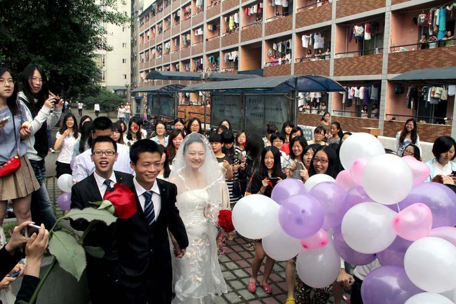 高清组图:120元如何办婚礼 重庆大学生的裸婚