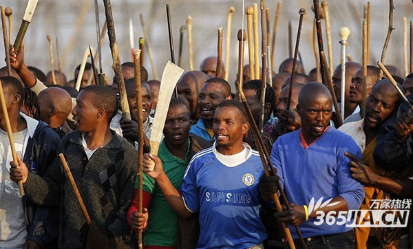 南非铂矿矿工罢工 警察扫射致36死横尸遍野