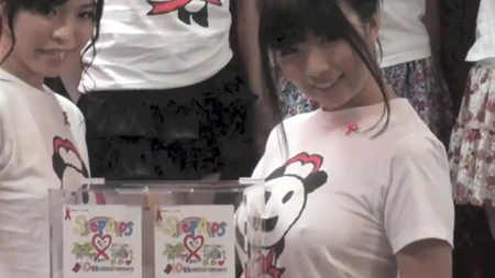 组图热议:日本现摸胸募捐 竟称用<em>揉胸</em>来贡献社