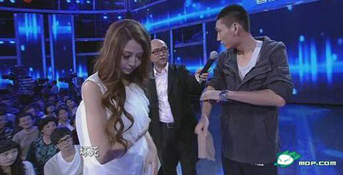 热议:非诚勿扰<em>美女</em>嘉宾现场<em>脱丝袜</em>为男嘉宾示