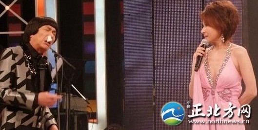 56岁向娃早期性感照曝光:深V礼服秀美胸裸背(图)-新闻频道-和讯网