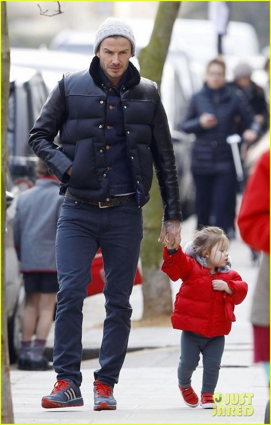 组图:<em>贝克汉姆</em>牵<em>女儿</em>小手走路上街 哈珀对镜头