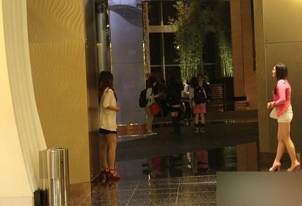 实拍澳门街头<em>失足女</em>疯狂拉客-科技频道-和讯网