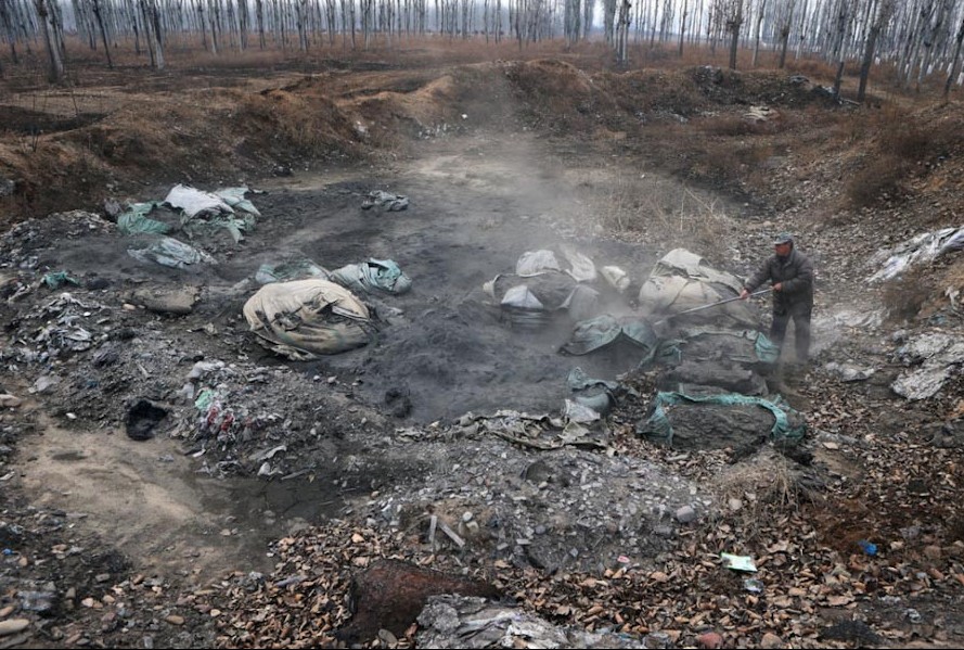 组图:北京外企将危险废物埋进农田致寸草不生