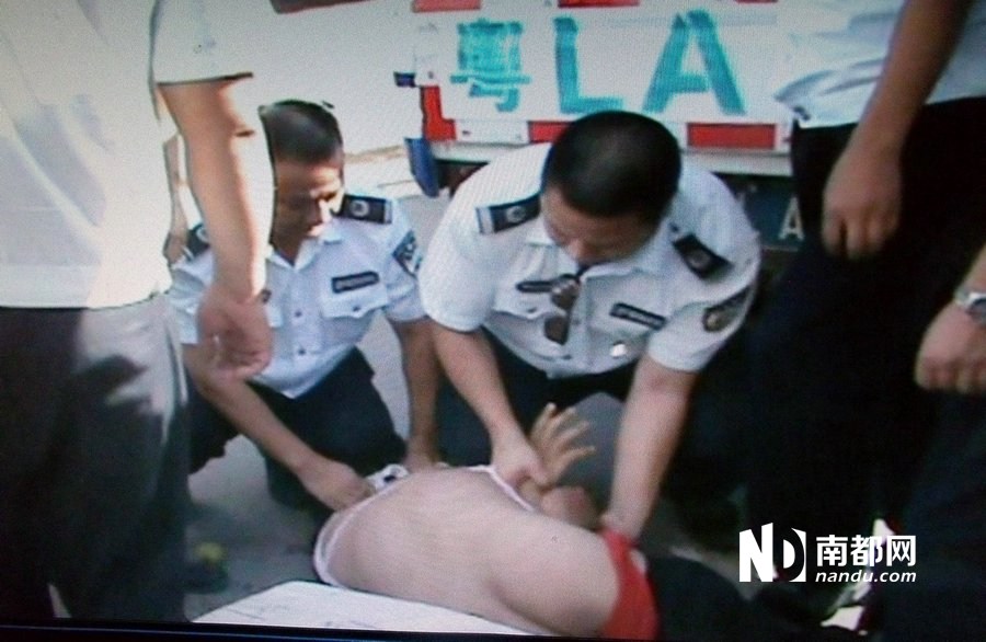 组图:惠州小贩刺城管3剪刀后昏迷 城管称未打