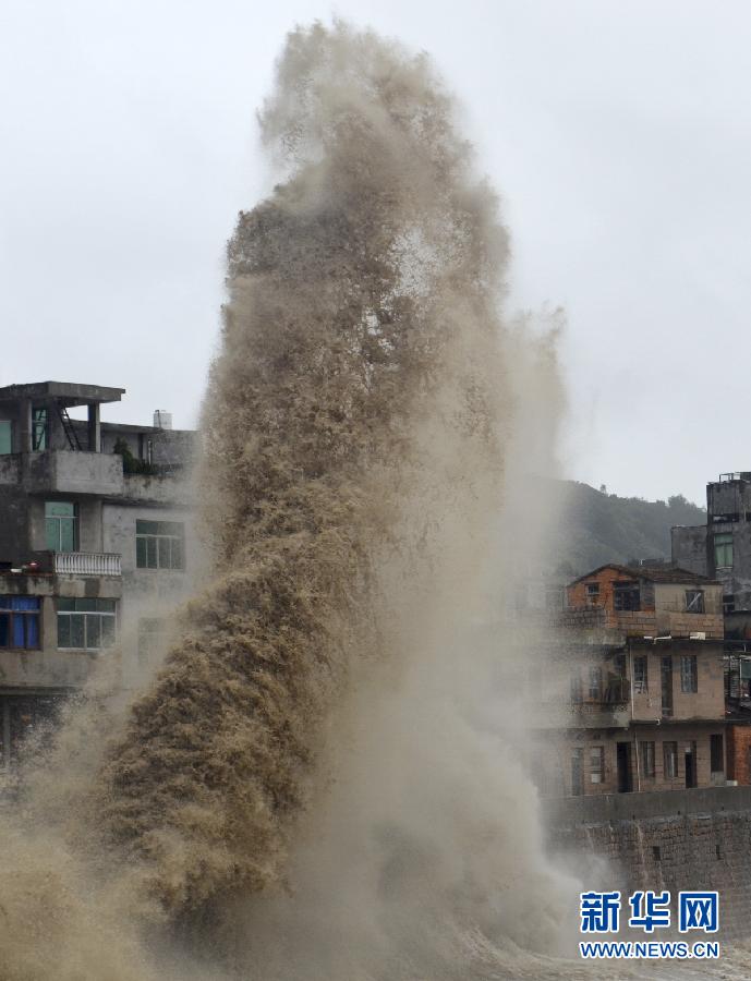 组图:台风苏力登陆福建连江 沿海掀起狂风巨浪