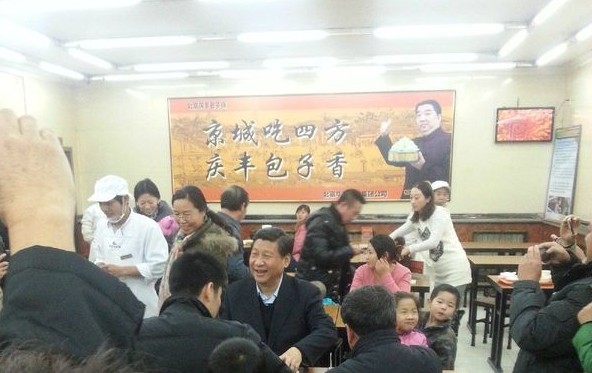 习近平排队买包子图片
