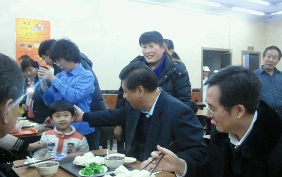 习近平买包子图片