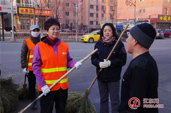 组图:抚顺市委书记王桂芬扫大街乘公交了解民