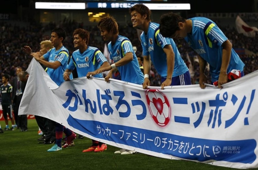 组图:输球不输人!世界杯日本球迷赛后冒雨捡看