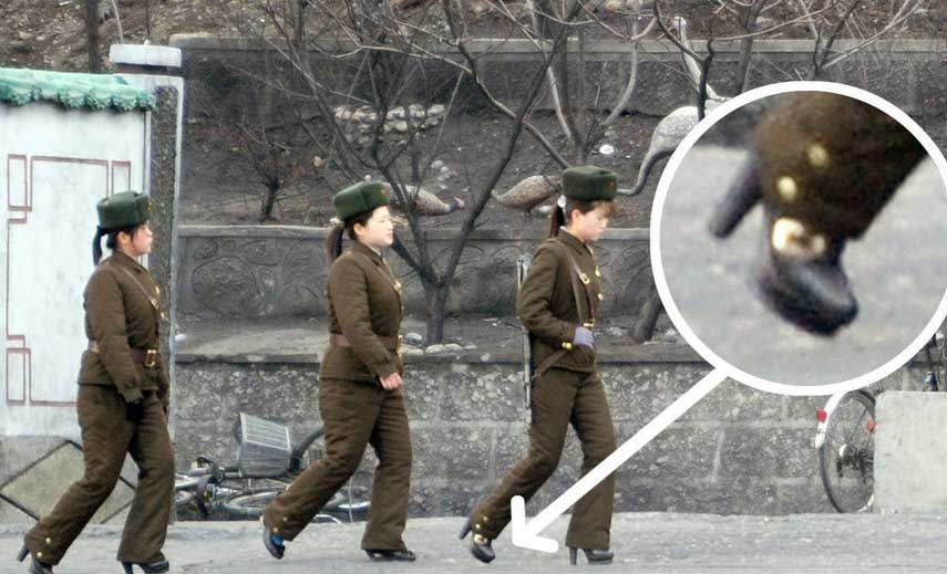 组图:朝鲜女兵着军装背步枪巡视