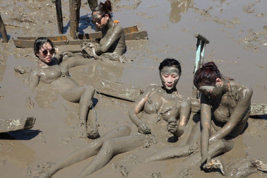 组图:浙江办海泥狂欢节 30位比基尼泳装美女泥