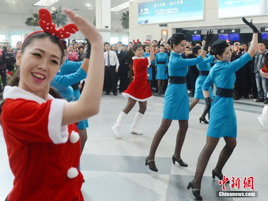 组图:厦航<em>空姐空少</em>机场快闪庆圣诞 增添浓浓