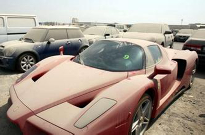 过年 停车场豪车被弃  停在那落灰拼任性 -汽车频