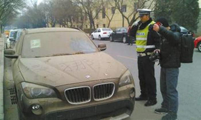 过年 停车场豪车被弃  停在那落灰拼任性 -汽车频