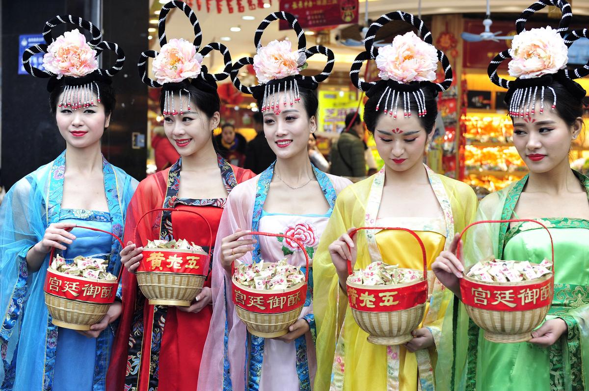 组图:成都女子公交车上伴武媚娘挺酥胸向乘客送酥糖
