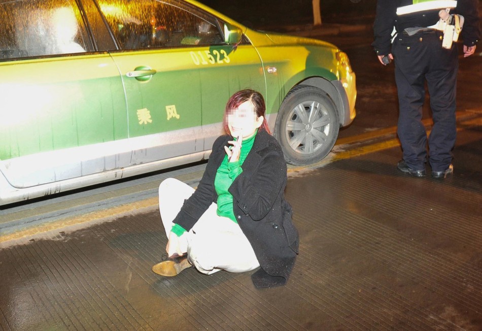 组图:成都宝马<em>女司机</em>疑酒驾 用<em>高跟</em>鞋脚踹交警