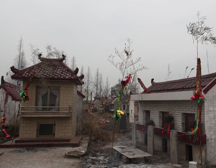 江苏如东现"豪华别墅"坟墓群
