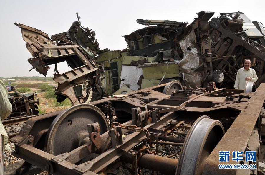 巴基斯坦两列火车因信号故障相撞 致3人死亡(组图)