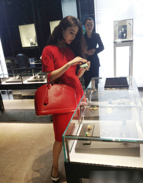 组图:范冰冰变身红色妖姬 全身大牌逛金店