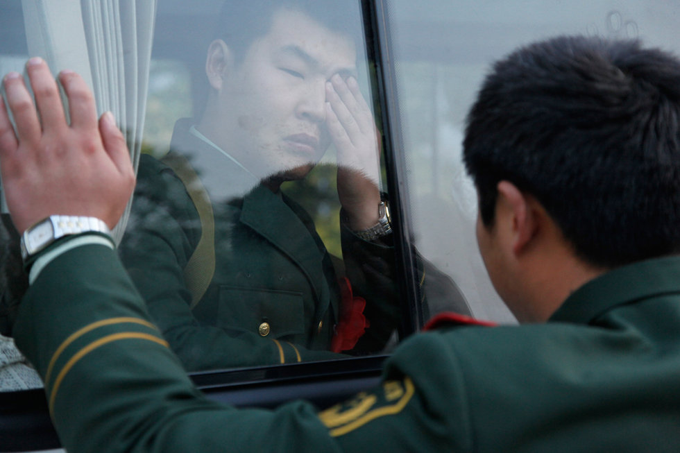 组图:又到一年退伍时 各地老兵泪别军营感人瞬间