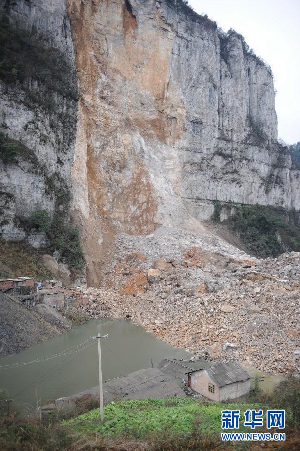 组图:贵州凯里山体发生新一轮崩塌 截断河流成堰塞湖