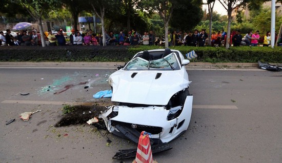 昆明市区滇池路上,一辆白色捷豹f-type跑车超速行驶发生车祸.