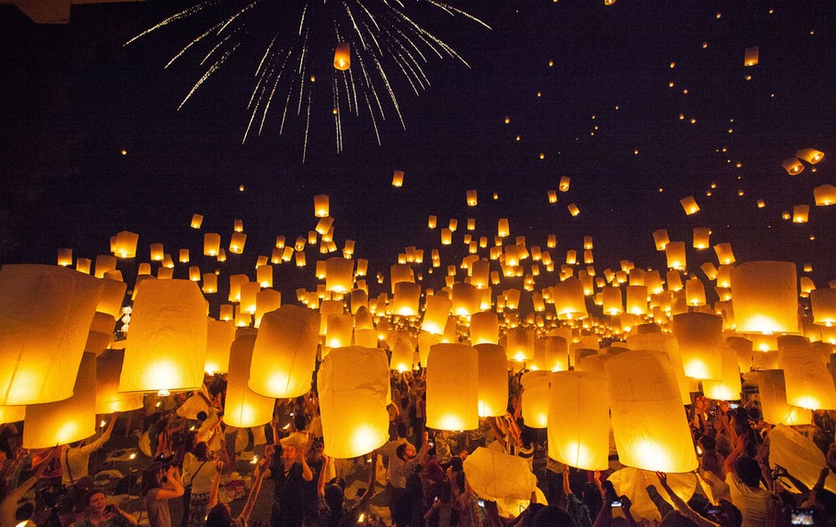 泰國民眾放飛萬盞孔明燈 點亮夜空祈福