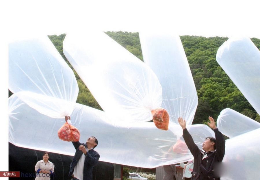 韩国民众用气球向朝鲜发放巧克力派(组图)