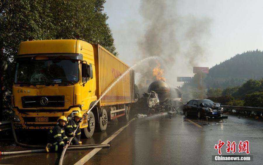 四川高速液化氣罐車追尾後爆燃