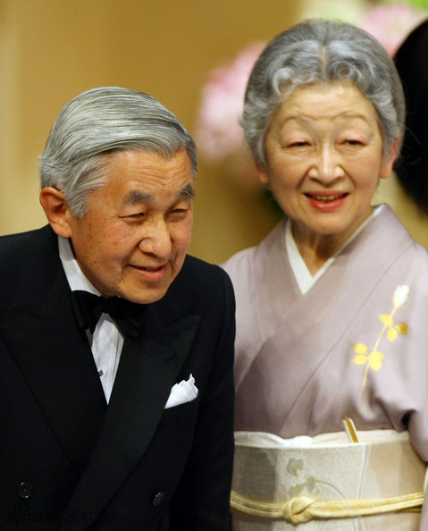 近日日本天皇夫妇两人出门游玩,路上遇到国民就挥手打招呼,十分亲民.