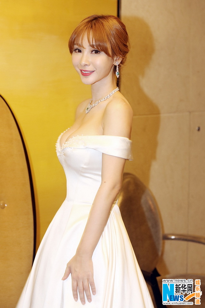 组图:颜美人甜 柳岩白色卡肩深v裙看秀惊艳引围堵