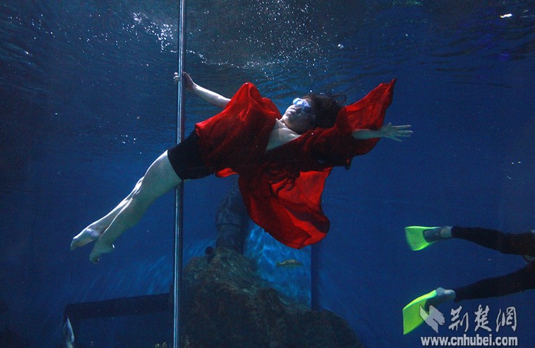 组图:武汉女孩水下憋气秀钢管舞